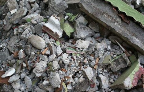 O femeie, gasita in viata sub daramaturile cladirii din Bangladesh