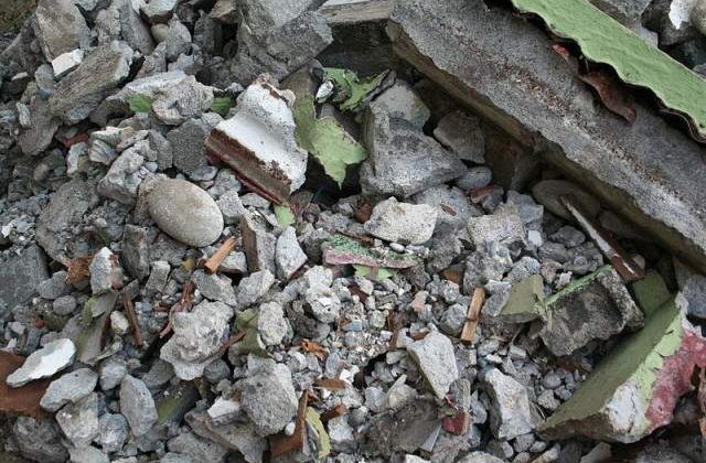 O femeie a fost gasita in viata sub daramaturile cladirii din Bangladesh