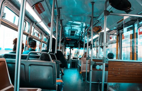 Transportul în comun și persoanele în autoizolare, verificate de poliția locală