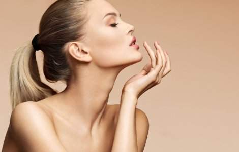  Top  10 trucuri simple pentru buze pline și expresive