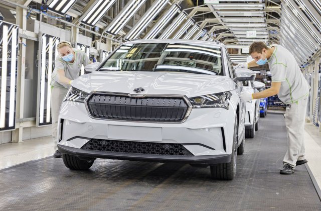 Skoda a &icirc;nceput producția SUV-ului electric Enyaq iV: p&acirc;nă la 350 de unități pe zi vor ieși de pe linia de asamblare