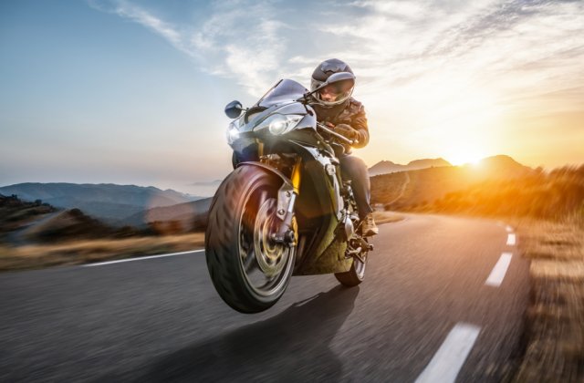 Scenă de film! Motociclist rom&acirc;n, urmărit de poliția britanică cu elicopterul
