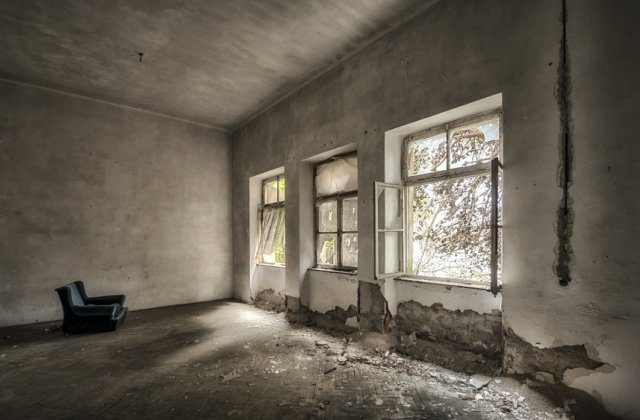 Un adolescent de 14 ani a murit după ce s-a prăbuşit în gol de la 15 metri înălţime