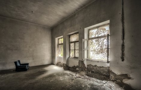 Un băiat de 14 ani a murit după ce s-a prăbuşit în gol de la 15 metri înălţime