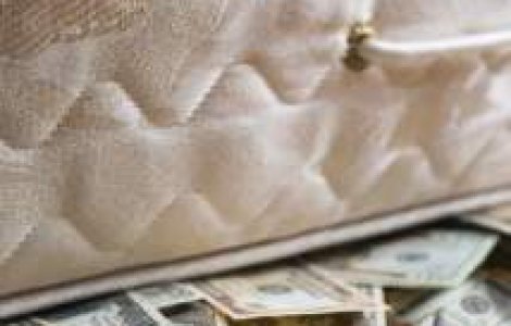 Criza convinge romanii sa "puna banii la saltea"...in banci