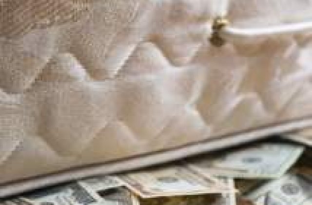 Criza convinge romanii sa "puna banii la saltea"...in banci