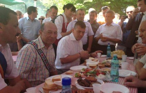 Basescu participa la Sambra Oilor in localitatea Certeze din Satu-Mare