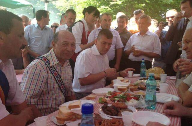 Basescu participa la "Sambra Oilor" in localitatea Certeze din Satu-Mare