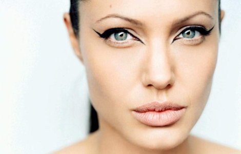 Angelina Jolie s-a supus unei duble mastectomii
