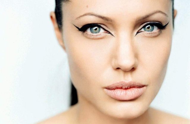 Angelina Jolie s-a supus unei duble mastectomii