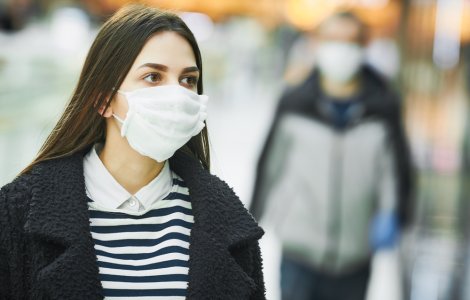 Când vom putea renunța la mască? Iată care sunt predicțiile experților