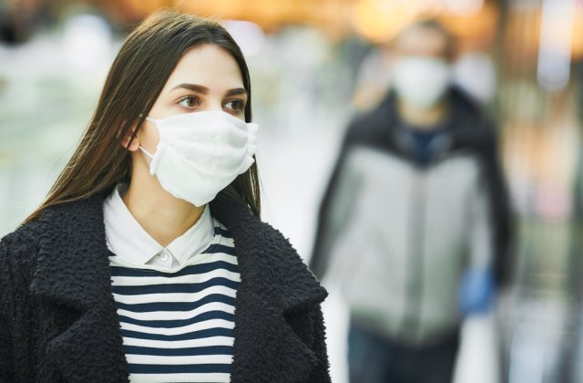 Când vom putea renunța la mască? Iată care sunt predicțiile experților