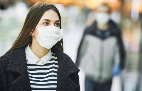 Când vom putea renunța la mască? Iată care sunt predicțiile experților