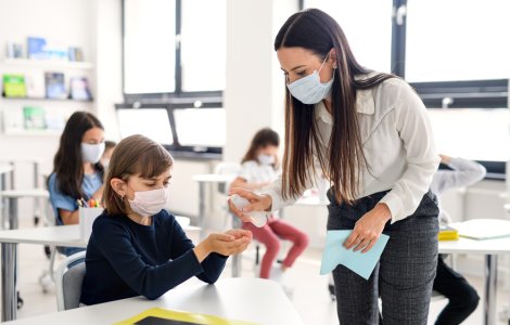 Şcolile publice din New York vor începe să se redeschidă