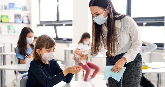 Şcolile publice din New York vor începe să se redeschidă. Elevii vor fi testaţi săptămânal