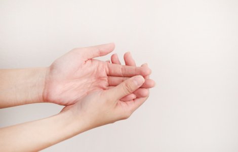  Top  5 secrete pentru mâini cu 10 ani mai tinere