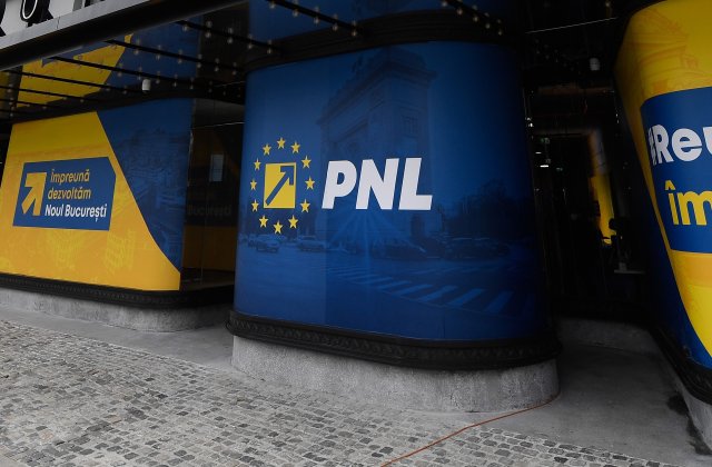 PNL: „Partidului Pro România îi este interzis să mai distribuie calendare creştin-ortodoxe cu logoul formaţiunii”