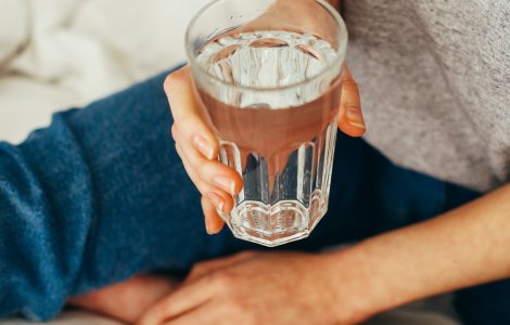  Top  Un pahar de apă pe stomacul gol: 8 beneficii ale acestui obicei