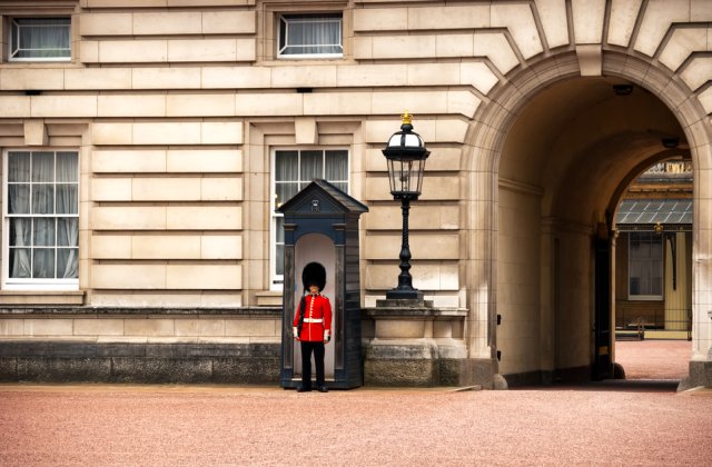 Un angajat de la Palatul Buckingham a furat medalii și fotografii de la reședința Reginei