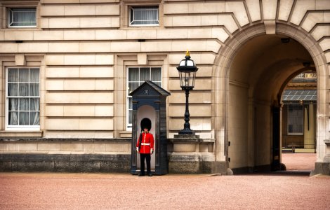 Un angajat de la Palatul Buckingham a furat medalii de la Regină