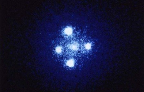 Crucea lui Einstein pe cerul noptii