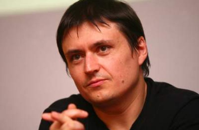 "Umor" frantuzesc: Cristian Mungiu, transformat intr-un cersetor care-l sacaie pe Spielberg