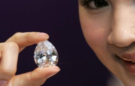 Cel mai mare diamant pur incolor din lume, vandut la un pret record