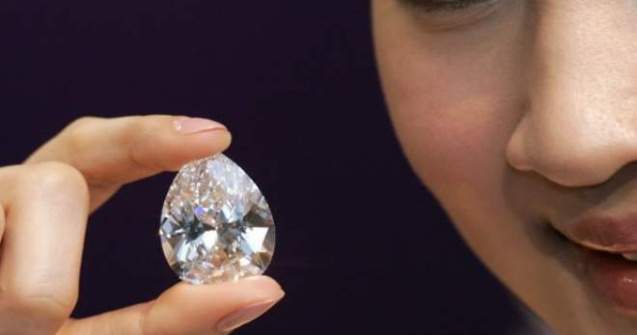 Cel mai mare diamant pur incolor din lume, vandut la un pret record