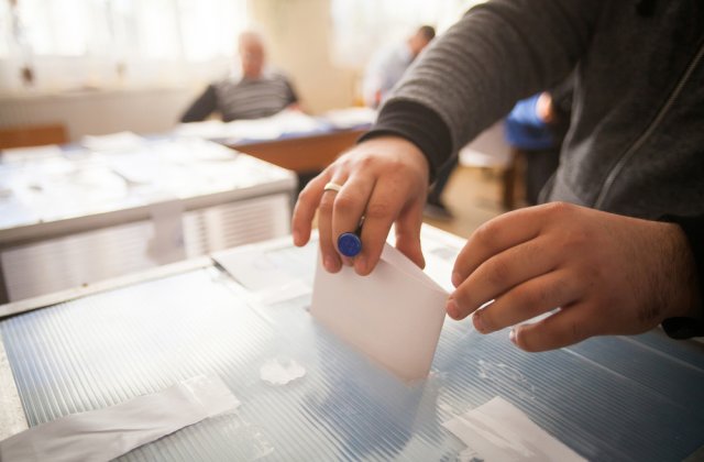 Preşedintele unei secţii de votare din Alba, testat pozitiv cu COVID &icirc;n ziua alegerilor
