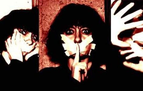 Cine sunt femeile din umbra?