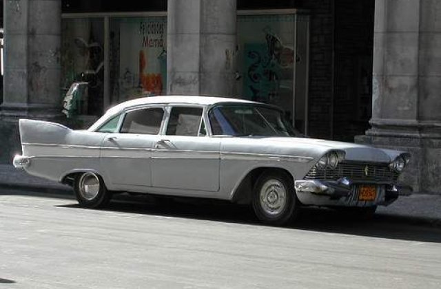 [VIDEO] Si-a inchis copiii in portbagaj cat a facut cumparaturi