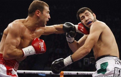  Video  KO: Bute isi pastreaza titlul mondial la supermijlocie