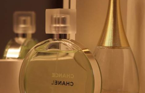 Peste 17 tone de parfumuri susceptibile a fi contrafacute, descoperite la Vama Varsand