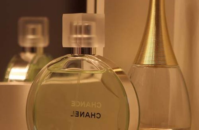 Peste 17 tone de parfumuri susceptibile a fi contrafacute, descoperite la Vama Varsand