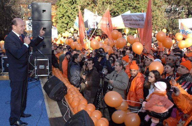 Basescu: Romania iese din criza economica, anul viitor va creste nivelul de trai