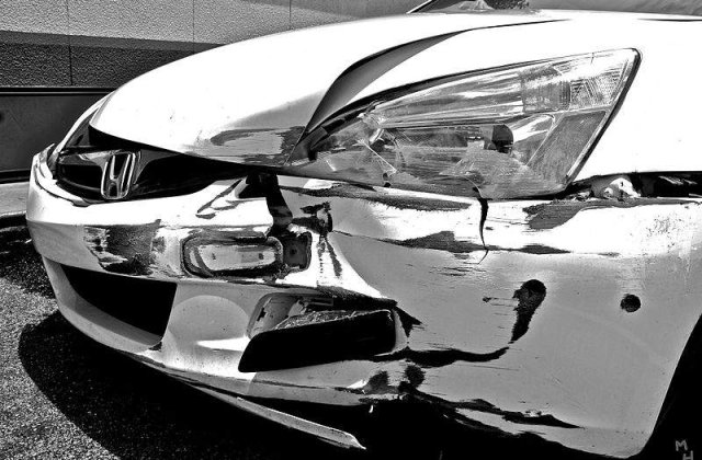 Valcea: Doi morti, dupa ce masina in care se aflau s-a ciocnit frontal cu un tir