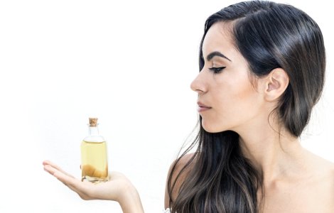  Top  3 beneficii ale folosirii uleiului de ricin