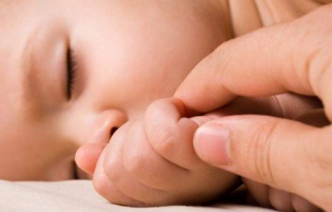 Asistenta care a uitat copilul in incubator, suspendata 6 luni