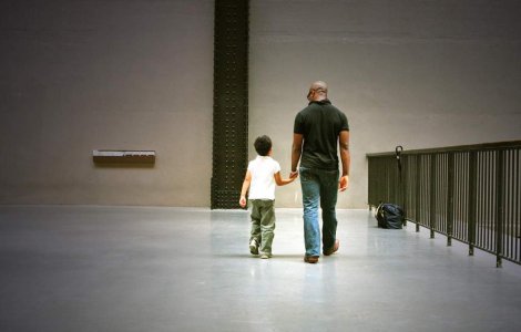 Cum incurajeaza UE tatii sa contribuie mai mult la educatia copiilor