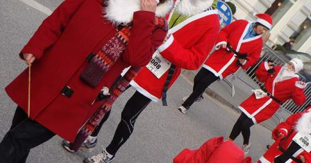  Video  1.800 de Mos Craciuni au alergat pe strazile din Sydney