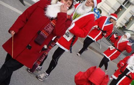  Video  1.800 de Mos Craciuni au alergat pe strazile din Sydney