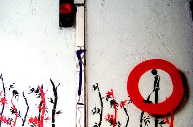 Protest neconventional: Urinat pe gardul Bancii Nationale