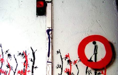 Protest neconventional: Urinat pe gardul Bancii Nationale