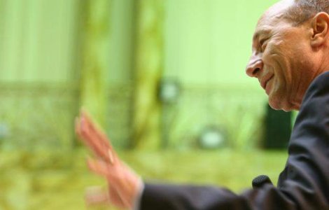 Basescu il curteaza pe Johannis. Johannis spune "pas"
