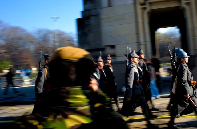 1 Decembrie, sarbatorit cu fasole, printre simboluri nationale si pliante electorale