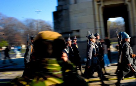 1 Decembrie, sarbatorit cu fasole, printre simboluri nationale si pliante electorale