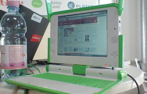 Bateria verde care alimenteaza laptopul sute de ore