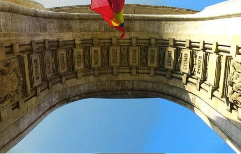 Sase avioane MIG 21 Lancer si o aeronava de transport Hercules au survolat zona Arcului de Triumf