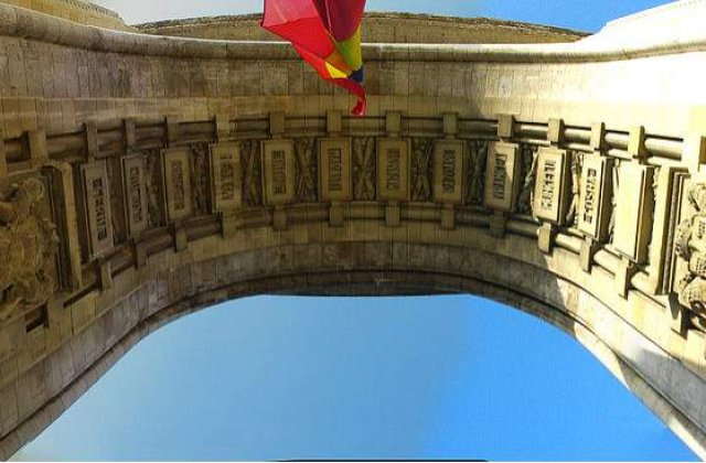 Sase avioane MIG 21 Lancer si o aeronava de transport Hercules au survolat zona Arcului de Triumf