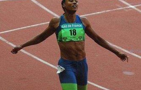 Atleta Marion Jones a pus ochii pe baschet